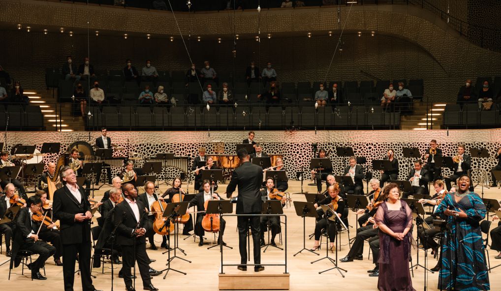 Elbphilharmonie / Wiederöffnung mit SONG OF AMERICA hier Dirigent, Orchester, Solist*innen © Daniel Dittus