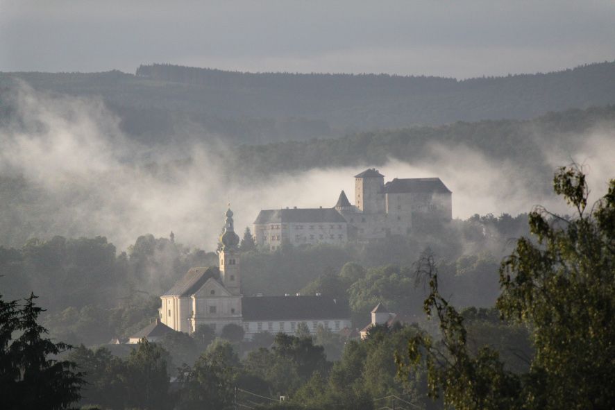 Burg und Kirche Lockenhaus - im abendlichen Nebel © a4grafik