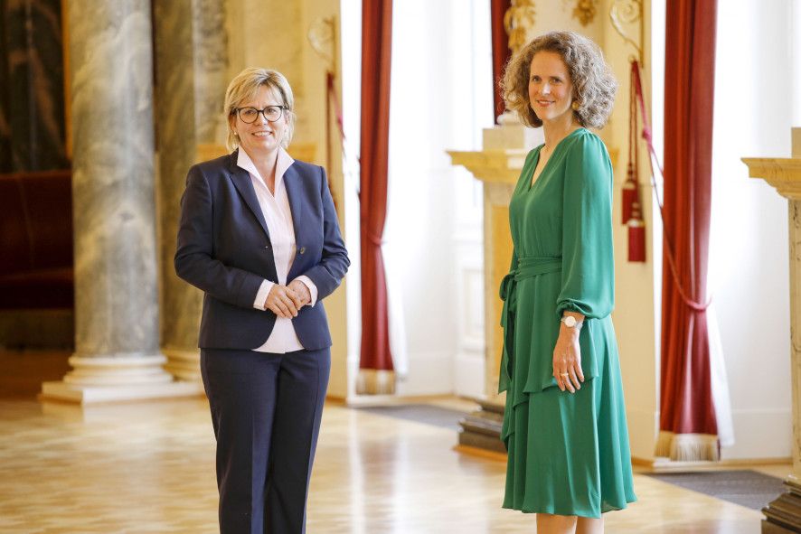  Semperoper Dresden / Kommende Intendantin Nora Schmid ,r,und Staatsministerin Barbara Klepsch ,l, © Sächsisches Staatsministerium für Wissenschaft, Kultur und Tourismus / Daniel Koch 