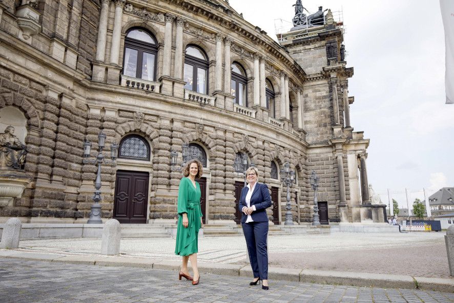 Semperoper Dresden / Kommende Intendantin Nora Schmid, l., und Staatsministerin Barbara Klepsch © Sächsisches Staatsministerium für Wissenschaft, Kultur und Tourismus / Daniel Koch