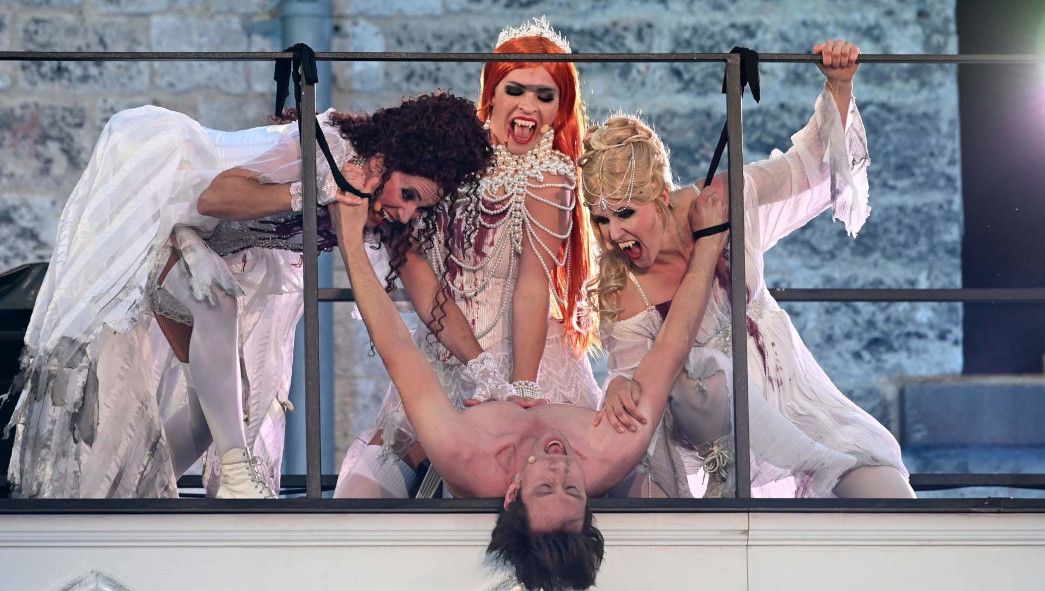 Theater Ulm auf der Wilhelmsburg / DRACULA hier vl Christina Fry, Maren Kern, Lynelle Jonsson, Philip Schwarz © Jochen Klenk