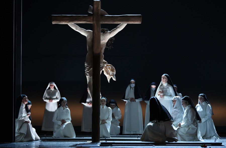 Hessisches Staatstheater Wiesbaden / Il trittico - hier :  Suor Angelica und der Chor © Karl und Monika Forster 