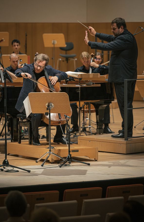 Kulturpalast Dresden / Moritzburg Festival 2021 - hier: Orchester mit Cellist Jan Vogler links, Dirigent Josep Caballé Domech, rechts @ Oliver Killig