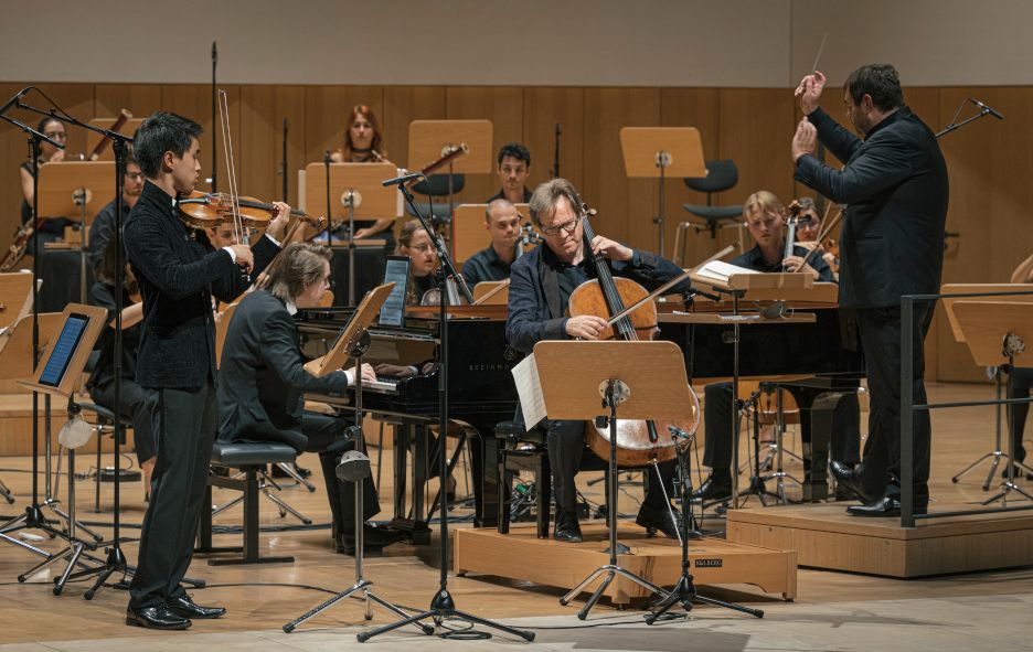 Kulturpalast Dresden / Moritzburg Festival 2021 - hier :  Orchester mit  Kevin Zhu, links, Dirigent  Josep Caballé Domech, rechts @ Oliver Killig