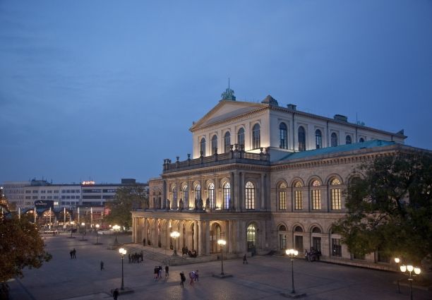 Hannover, Staatsoper Hannover, Premiere: DIE FLEDERMAUS von Strauß, 29.04.2015