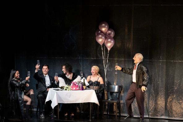 Theater Münster / Am Anfang war die Waffe- hier Ensemble vl Samia Dauenhauer, Ansgar Sauren, Alaaeldin Dyab, Nadine Quittner