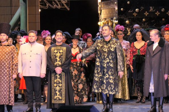 Staatsoper Hamburg / BORIS GODUNOW hier das Ensemble zum Schlussapplaus © Wolfgang Radtke