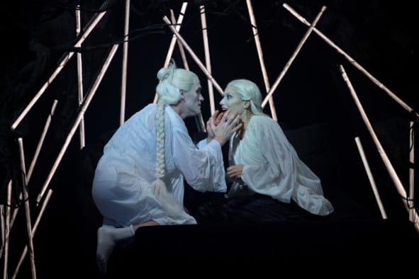 Opéra Comique Paris / MACBETH UNDERWORLD hier Szenenphoto mit Katarina Bradic (Lady Macbeth), Jarrett Ott (Macbeth) © Stefan