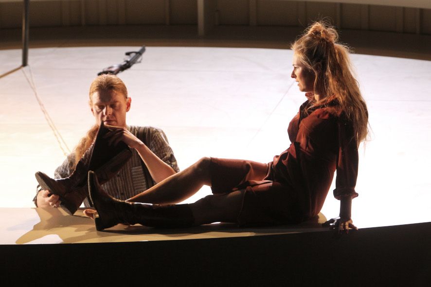 Theater Bremen / Das schlaue Füchslein hier Christoph Heinrich und Marysol Schalit als Fuechsin © Joerg Landsberg