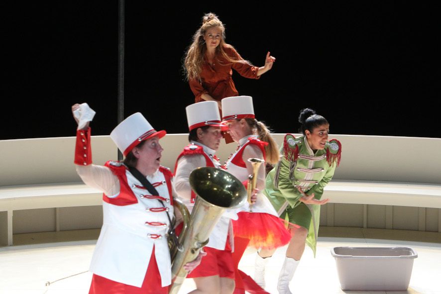 Theater Bremen / Das schlaue Füchslein hier Marysol Schalit und Damenchor © Joerg Landsberg