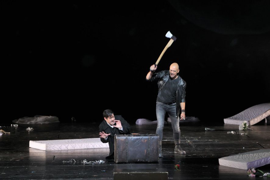 Staatsoper Hamburg / Die Entführung aus dem Serail hier Dovlet Nurgeldiyev (Belmonte) und Ante Jerkunica (Osmin) ©  Joerg Landsberg