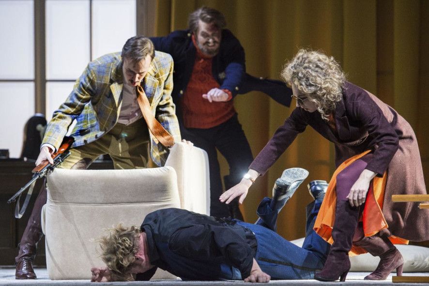 Theater Chemnitz / Tristan und Isolde hier vl Till von Orlowsky (Melot), Daniel Kirch (Tristan - liegend), Oddur Jónsson (Kurwenal), Sophia Maeno (Brangäne) © Dieter Wuschanski