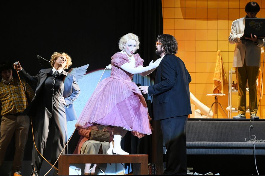 Stadttheater Bremerhaven / Les Contes d´Hoffmann - hier: Andrew Irwin (Cochenille), Patrizia Häusermann (Muse), Victoria Kunze (Olympia), Mirko Roschkowski (Hoffmann), Ljuban Živanovic (Spalanzani) © Heiko Sandelmann