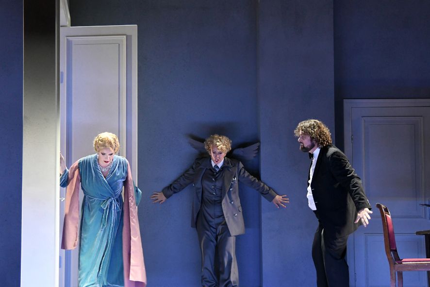 Stadttheater Bremerhaven / Les Contes d´Hoffmann hier Signe Heiberg (Giulietta), Patrizia Häusermann (Muse), Mirko Roschkowski (Hoffmann) © Heiko Sandelmann