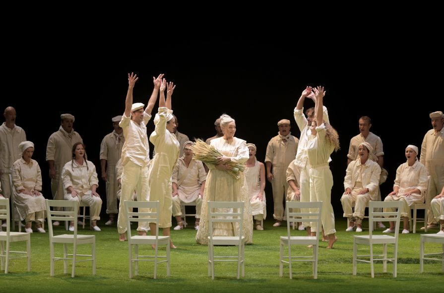 Theatre des Champs Elysees, Paris / Eugen Onegin hier Mireille Delunsch als Madame Larina © Vincent Pontet