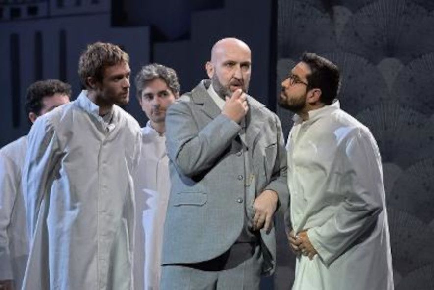 Opera Comique / Les Eclairs hier André Heyboer als Edison © Dr S Brion