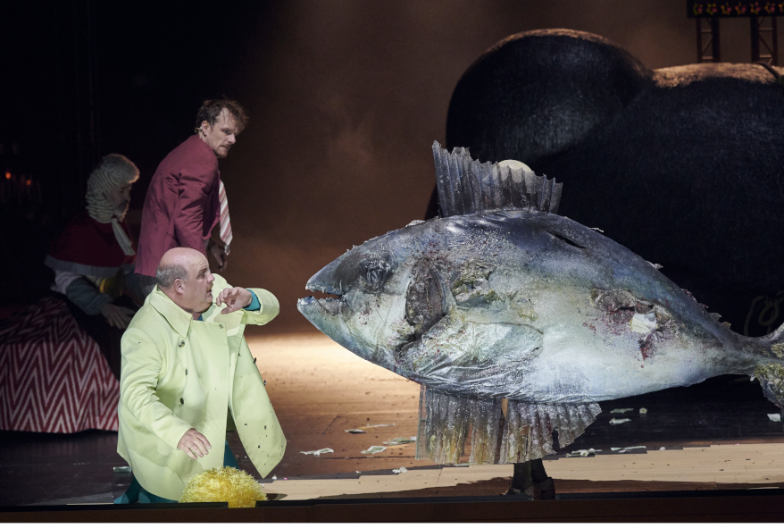 Staatsoper Stuttgart / Die Verurteilung des Lukullus - hier: Gerhard Siegel als Lukullus, Thorbjörn Björnsson als Sprecher des Totengerichts © Martin Sigmund 