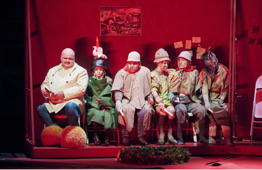 Staatsoper Stuttgart / Die Verurteilung des Lukullus hier Gerhard Siegel als Lukullus, Kinderchor © Martin Sigmund