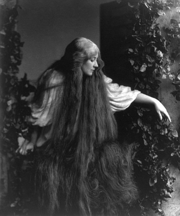  Mary Garden - hier: 1908 mit unendlichem Haar als Melisande © Wikimedia Commons / Adam Cuerden