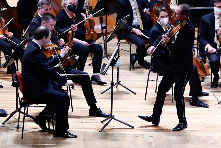 Sächsische Staatskapelle / 3. Symphoniekonzert hier Tibor Gyenge, Antoine Tamestit, und die Staatskapelle © Matthias Creutziger