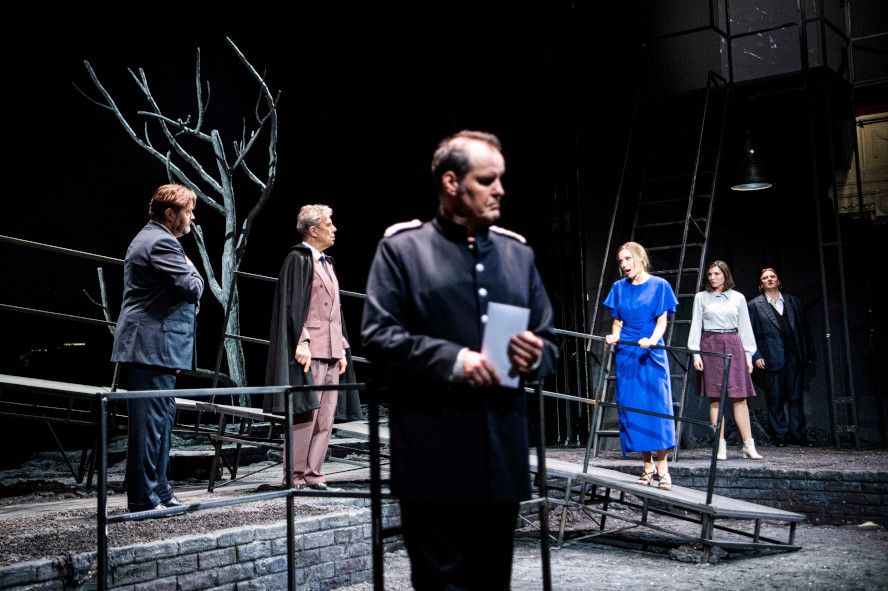 Staatstheater Cottbus / Otello hier (vorn) Jens Klaus Wilde (Otello); (hinten v.l.n.r.) Andreas Jäpel (Jago), Ulrich Schneider (Lodovico), Tanja Christine Kuhn (Desdemona), Rahel Brede (Emilia), Dirk Kleinke (Roderigo) © Marlies Kross