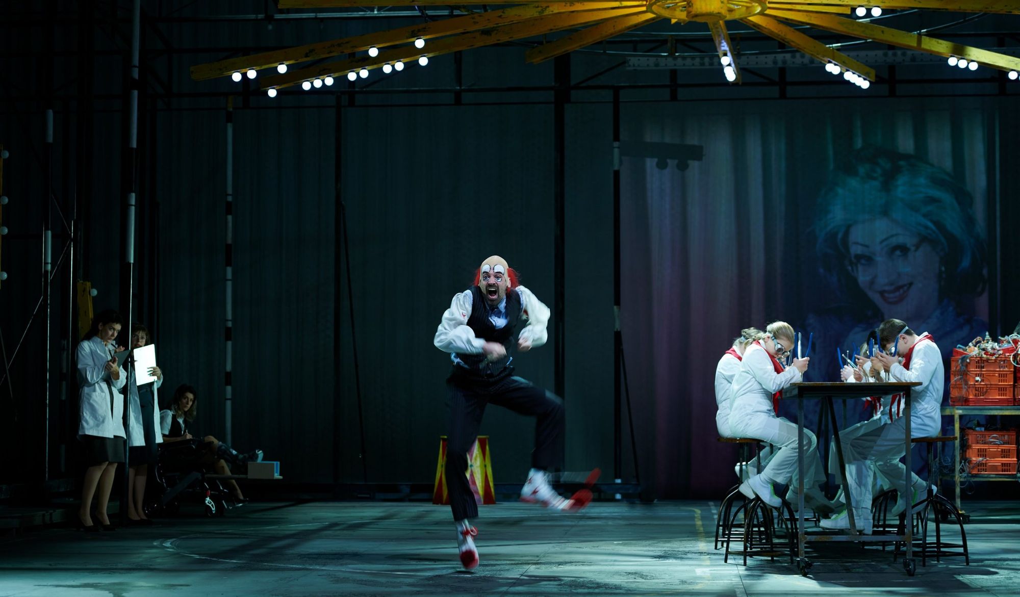 Staatsoper Stuttgart / Das Rheingold hier Vorne: Elmar Gilbertsson (Mime), hinten: Ida Ränzlöv (Wellgunde), Aytaj Shikhalizade (Floßhilde), Tamara Banješevic (Woglinde), hinten Kinderstatisterie © Matthias Baus