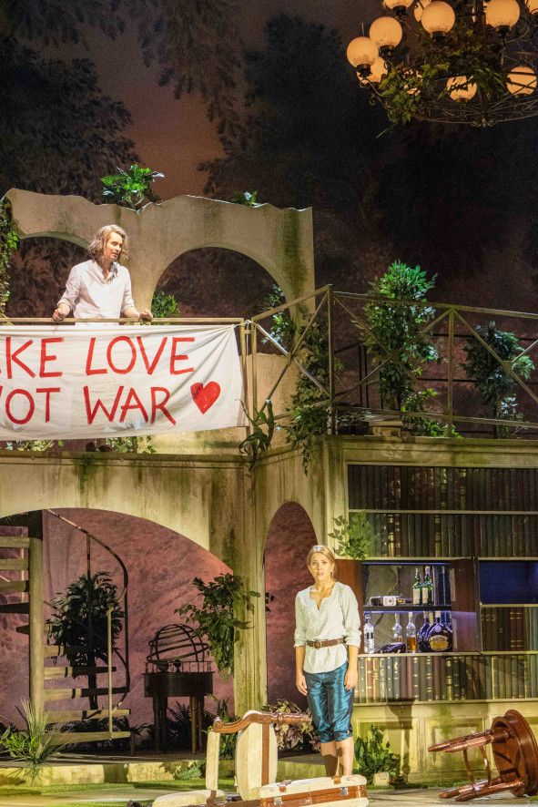 Theater Münster / Triumph der Liebe hier Eindeutige Botschaft an Agis von Leonide. (v.li.: Johann Zumbült und Katrin Merkl) © Oliver Berg