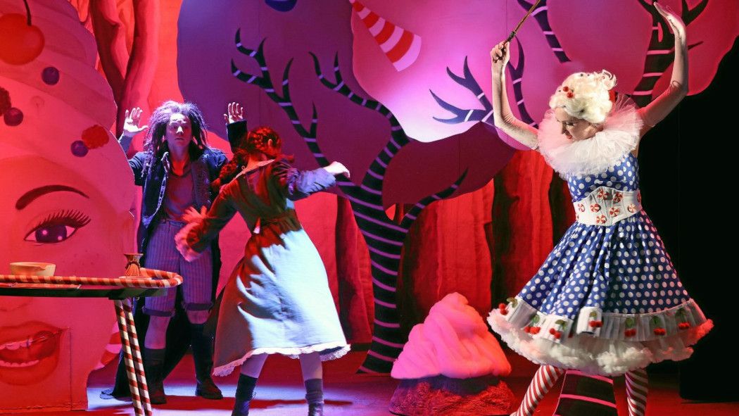 Hamburger Kammeroper / Hänsel und Gretel hier Photo 1: Hänsel (Iva Krusic), Gretel (Maria-Teresa Bäumler), und die Hexe (Jana Lou) - © Dr. Joachim Flügel