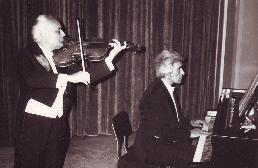 Radu Paladi am Klavier, George Popovici Violine © Wikimedia Commons
