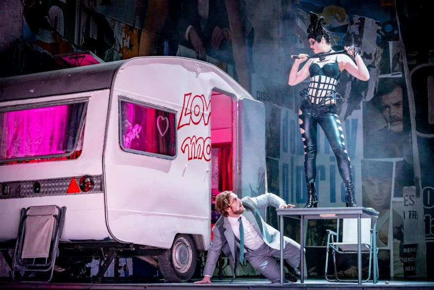 Theater Magdeburg / Rigoletto hier Sparafucille und sein &quot;Wohnwagen der Freuden&quot; © Andreas Lander 