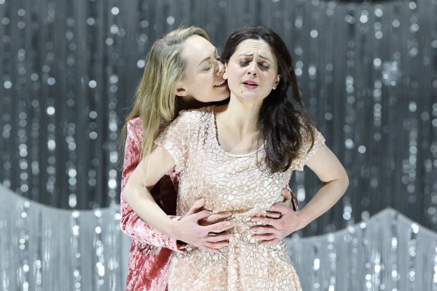 Bayerische Staatsoper / Das schlaue Füchslein hier vl Angela Brower als Fuchs und Elena Tsallagova als Füchsin Schlaukopf © W Hoesl