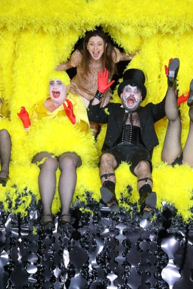 Bayerische Staatsoper / Das schlaue Füchslein hier vl Eliza Boom - Schopfhenne, Elena Tsallagova - Füchsin Schlaukopf, Andres Agudelo - Hahn © W Hoesl