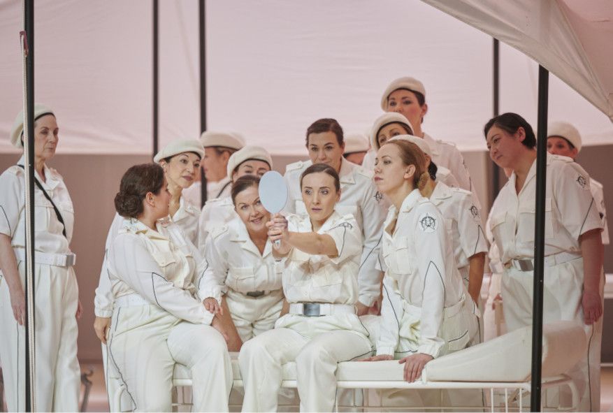 Staatsoper Stuttgart / Oratorium Juditha triumphans hier Rachael Wilson (Juditha), Stine Marie Fischer (Holofernes), Chor © Martin Sigmund 