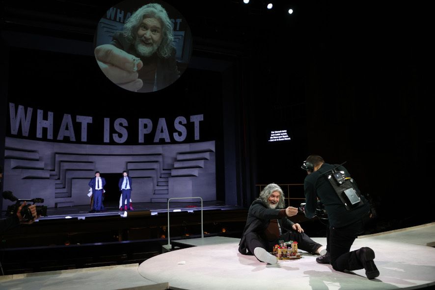 Theater Bremen / Falstaff hier Johannes Schwärsky als Falstaff, Pietro Picone als Bardolfo, Stephen Clark als Pistola © Jörg Landsberg