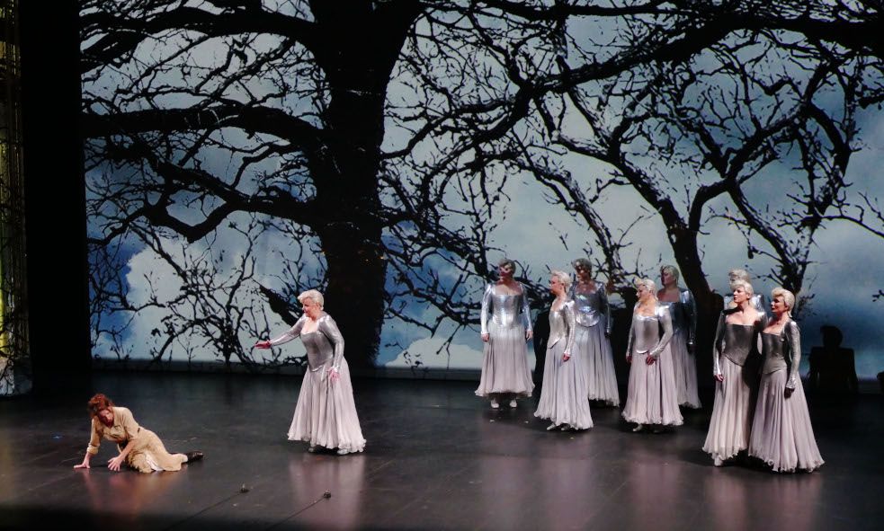  L´Opéra de Marseille / Die Walküre hier Sophie Koch als Sieglinde, Petra Lang als Brünnhilde und die Walküren © Christian Dresse