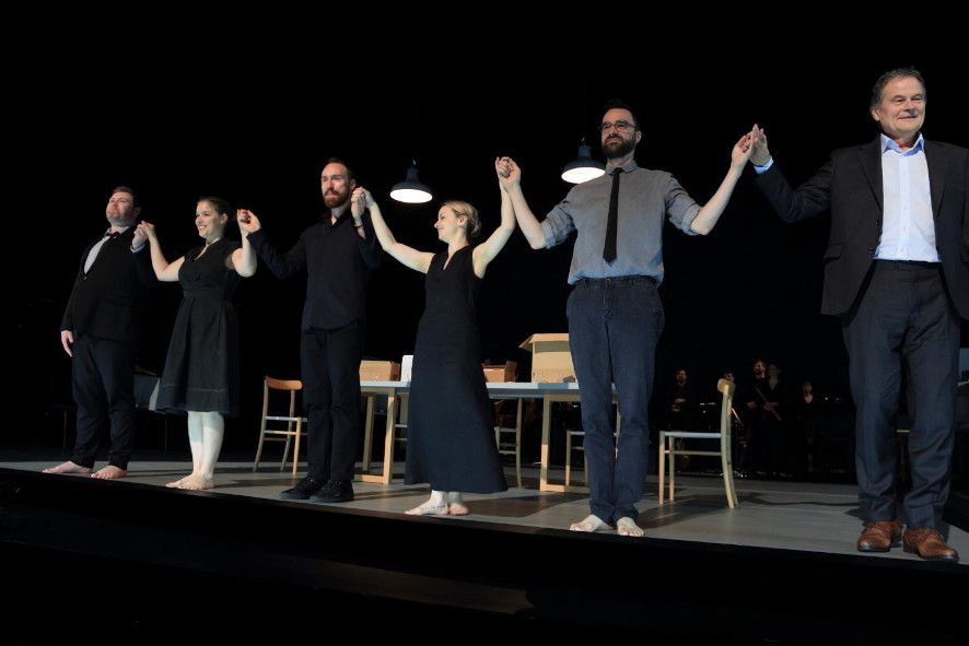 Théâtre des Célestins, Lyon / TRAUERNACHT hier das Ensemble zum Schlussapplaus © Patrik Klein