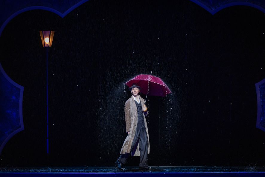 Theater Osnabrück / Singin´in the Rain hier Alexander von Hugo tanzt und singt als Don Lockwood im Bühnenregen © Stephan Glagla 