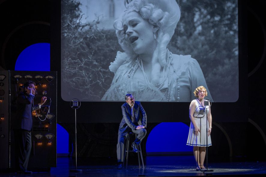 Theater Osnabrück / Singin´ in the Rain hier Don Lockwood schiebt Kathy Selden ins Rampenlicht, vl Michael Ernst, Alexander von Hugo, Valentina Inzko Fink, hinten Susann Vent-Wunderlich © Stephan Glagla 