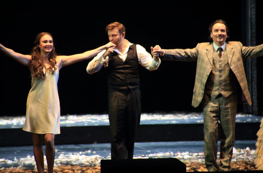 Staatsoper Hamburg / La Traviata hier zum Schlussapplaus vl Aida Garifullina (Violetta), Pavol Breslik (Alfredo), Artur Rucinski (Giorgio Germont) © Patrik Klein