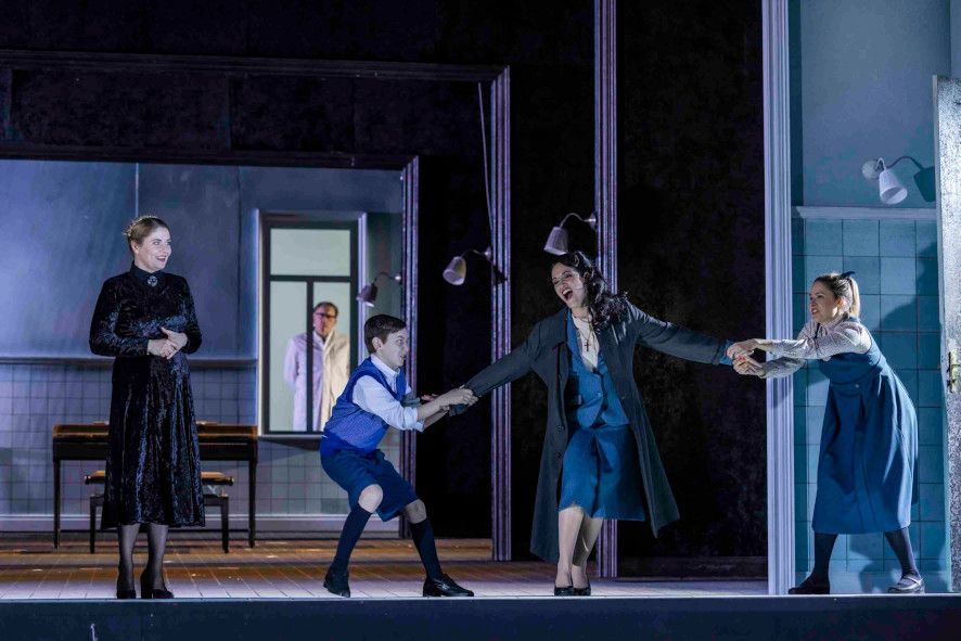 Theater Lübeck / The Turn of the Screw hier Wioletta Hebrowska / Mrs. Grose, Wolfgang Schwaninger/Arzt - Quint, Jakob Geppert / Miles, Evmorfia Metaxaki / Gouvernante, Nataliya Bogdanova / Flora © Jochen Quast