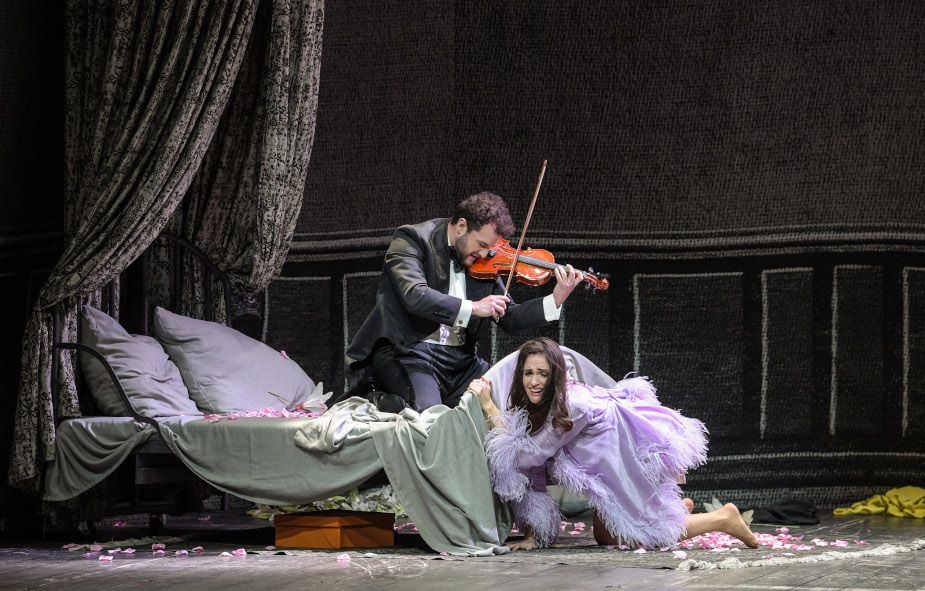 Deutsche Oper am Rhein / Orpheus in der Unterwelt hier Andrés Sulbarán (Orpheus), Elena Sancho Pereg (Eurydike) © Hans Jörg Michel 