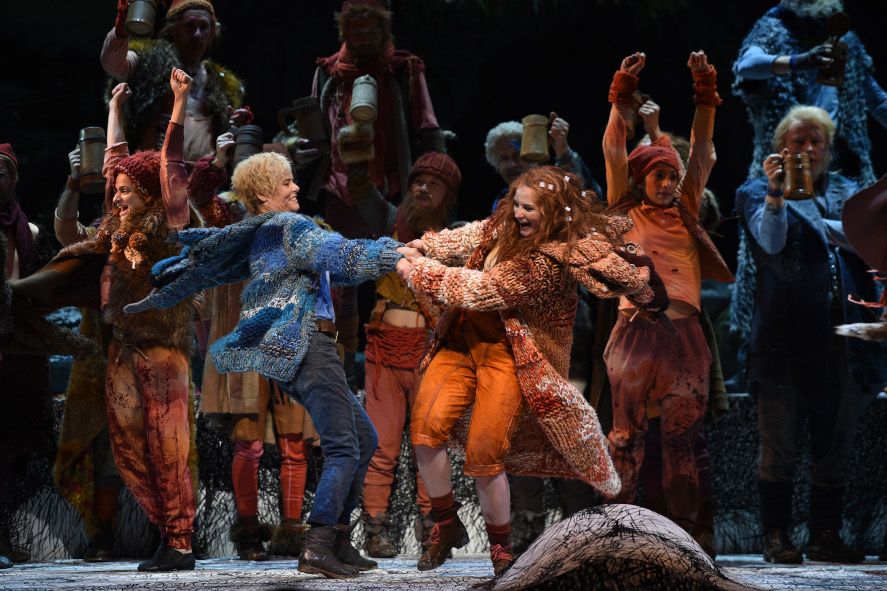 Deutsche Oper am Rhein / Ronja Räubertocher hier Anke Krabbe (Birk), Iryna Vakula (Ronja), Tänzer und Chor (Mattis- und Borkaräuber) © Hans Jörg Michel