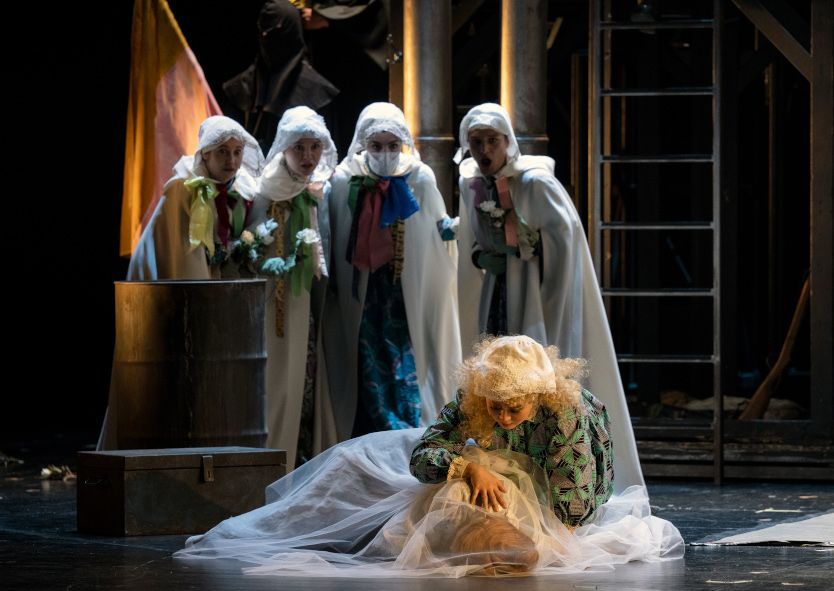 Nationaltheater Mannheim / Der Freischütz hier Rebecca Blanz, Maria Polanska, Katharina Hermanns, Tizia Hilber (Brautjungfern), Viktorija Kaminskaite (Agathe) und Seunghee Kho (Ännchen) © Christian Kleiner