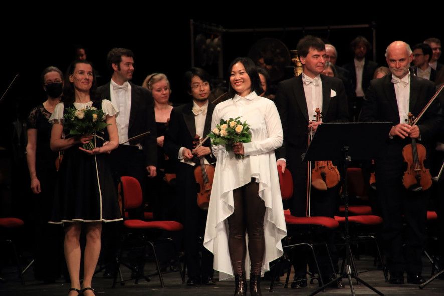 Mecklenburgisches Staatstheater / vl Karin Hübner, Lini Gong und die Mecklenburgische Staatskapelle © Patrik Klein