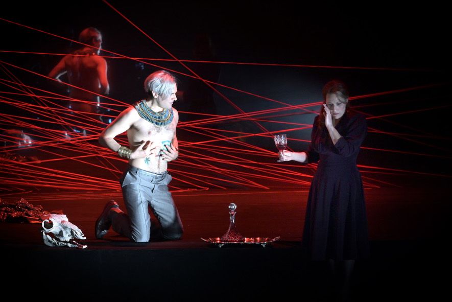 THÉÂTRE DES CHAMPS-ÉLYSÉES / GIULIO CESARE IN EGITTO hier Lucile Richardot als Cornelia, Carlo Vistoli als Tolomeo © Vincent PONTET