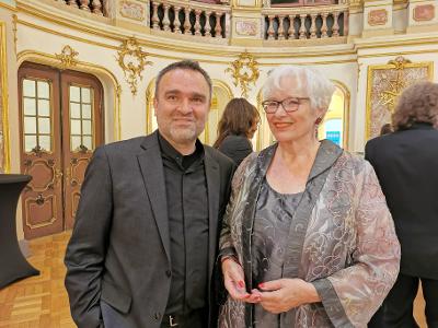 Hessisches Staatstheater Wiesbaden / hier Komponist Jörg Widmann mit IOCO Redakteurin Freiberg © Ingrid Freiberg