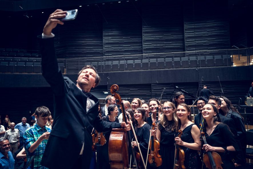 WeAreAllUkrainians - Konzert / hier Cellist Oleksandr Piriyev  und die Orchestermusiker © Robert Brembeck