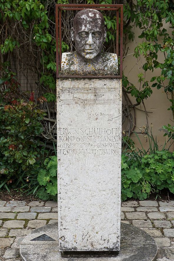 Erwin Schulhoff Stele auf der Festung Wülzburg © Wikimedia Commons