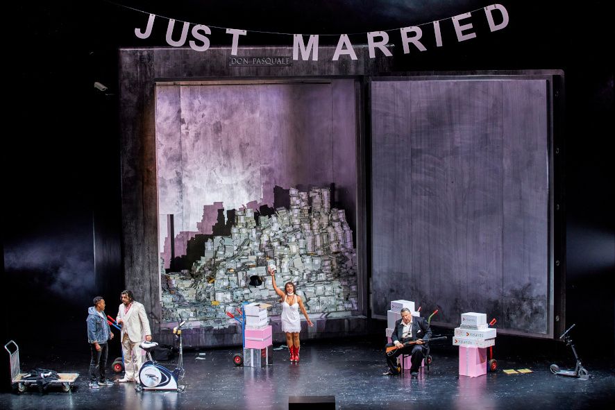 Staatsoper Hamburg / Don Pasquale hier Levy Sekgapane, Kartal Karagedik, Danielle de Niese, Ambrogio Maestri © Brinkhoff-Moegenburg