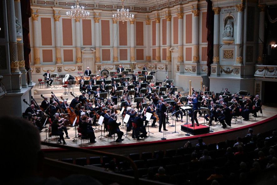 Semperoper Dresden / Omer Meir Wellber, Vadim Gluzmann, Sächsische Staatskapelle © Matthias Creutziger